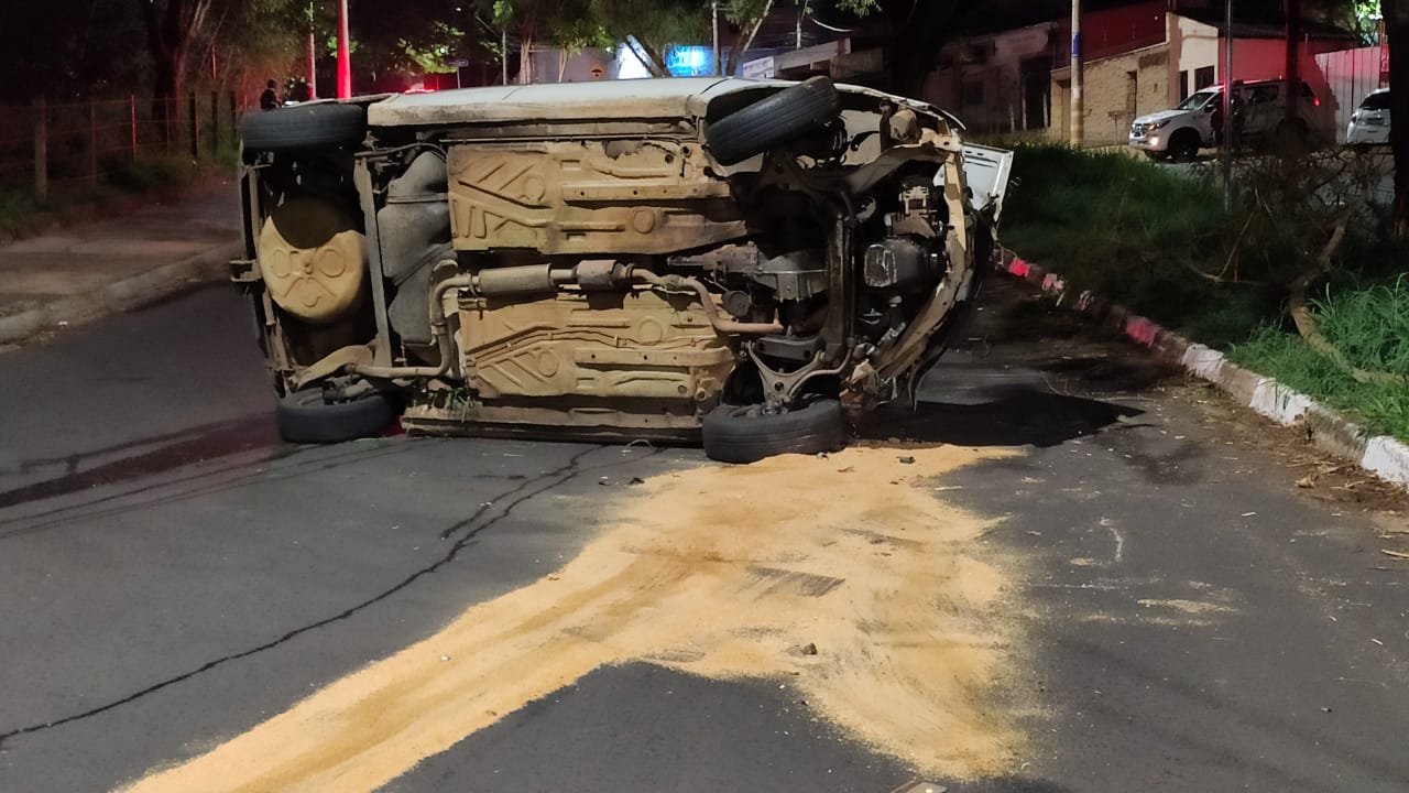 Foto 4 de 7 — Casal e criança ficam feridos após veículo colidir contra árvore em Araraquara; carro tombou